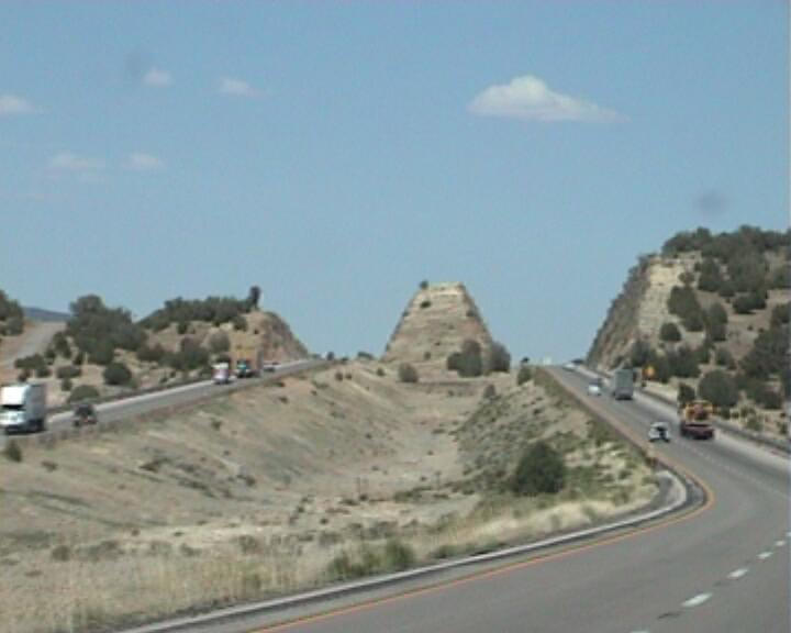 Interessante Straßenführung durch einen Hügel